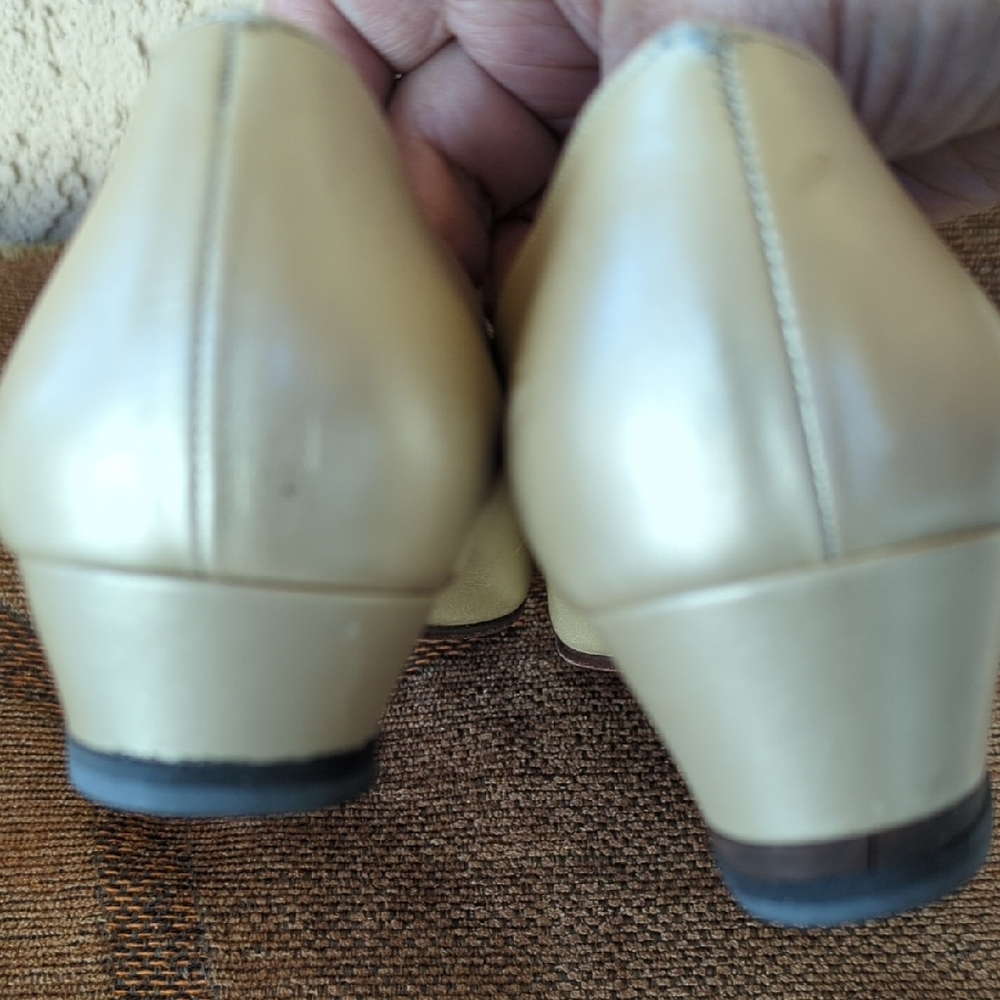 Salvatore Ferragamo Light Cream Leather Bow Pumps with Gold Plaque - Picture 10 of 11